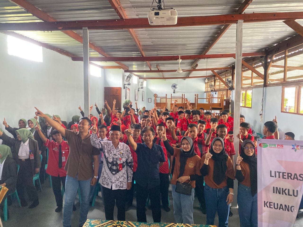 PT BPR Pulau Intan Sejahtera Gelar Kegiatan Literasi Inklusi di SMK Telkom Brawijaya Kampus IV Blitar